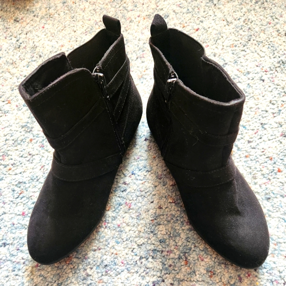 SO black suede ankle boots